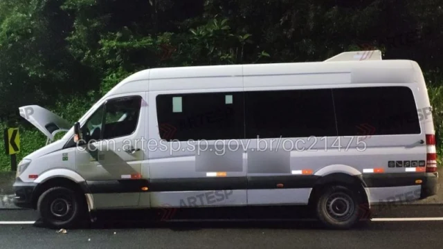 Acidente com van deixa um ferido na rodovia dos Tamoios, em Caraguatatuba