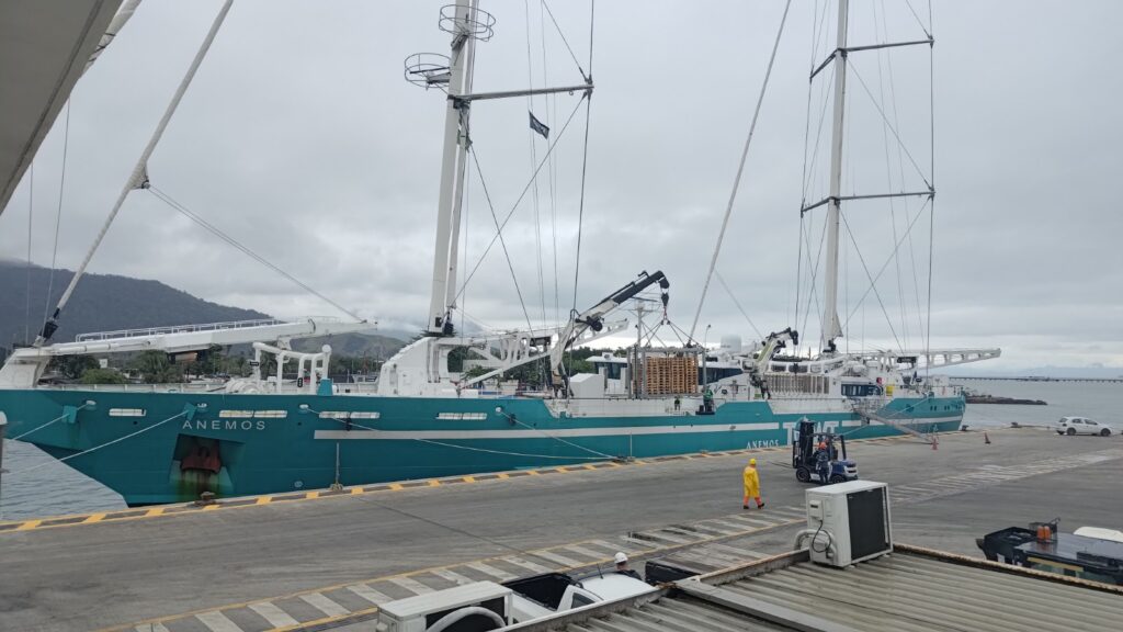 Veleiro cargueiro movido a vento atraca no Porto de São Sebastião