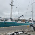 Veleiro cargueiro movido a vento atraca no Porto de São Sebastião