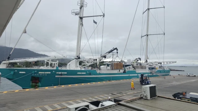 Veleiro cargueiro movido a vento atraca no Porto de São Sebastião