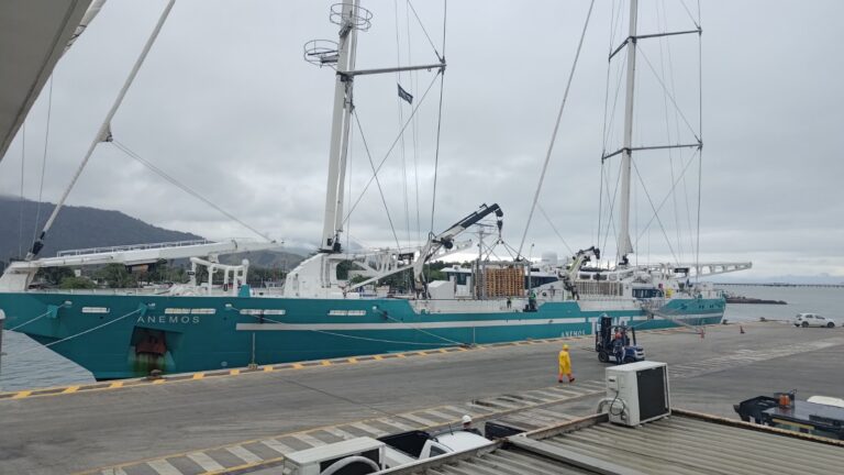 Veleiro cargueiro movido a vento atraca no Porto de São Sebastião